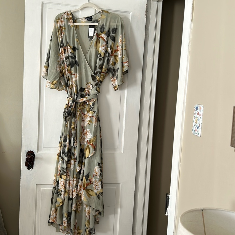 Beautiful NWT wrap dress. Size 24 but could be tied to fit a size 22